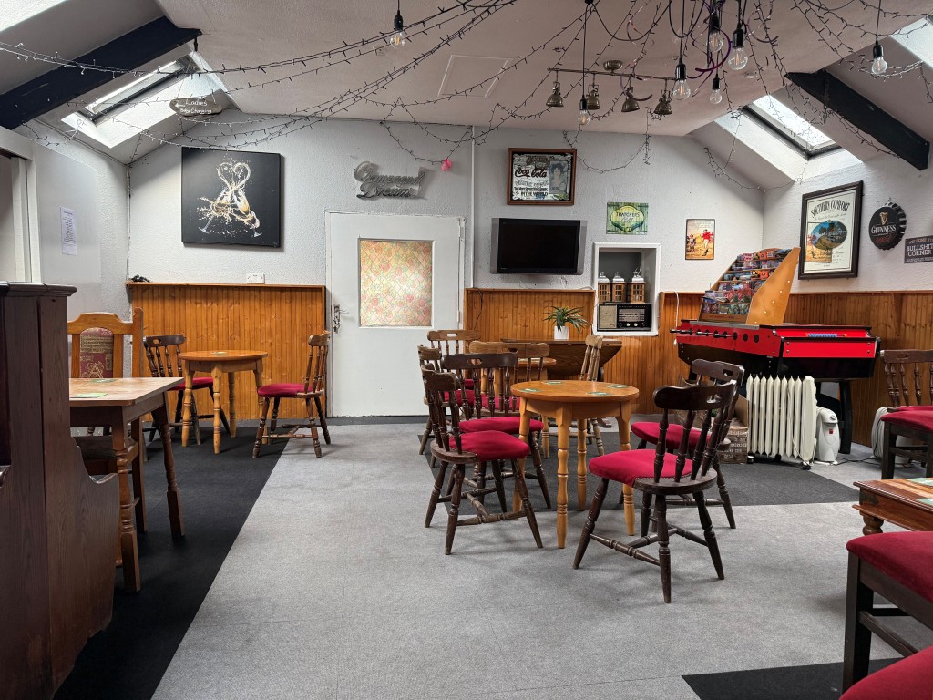 Lot: 82 - FREEHOUSE PUBLIC HOUSE, CAFÉ, OWNERS ACCOMMODATION, SOUVENIR SHOP, OUTSIDE AREAS AND PARKING - seating/dining area